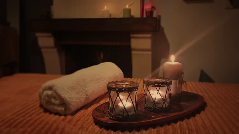 Photographie de la salle de massage de Chrysalia, avec un plateau, des bougies et une serviette dans une ambiance cocooning
