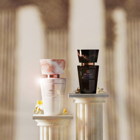 Flacons de parfums Olfazeta dans un décor de colonnes inspiré de l'Antiquité grecque